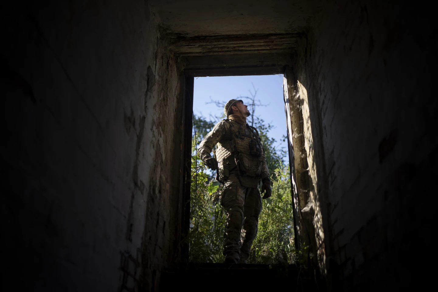 Український командир із псевдонімом «Джокондо» дивиться на ударний дрон на околицях Кремміна, Україна, неділя, 20 серпня 2023 р. Завдання підрозділу — знищити важку техніку, бронетехніку та піхоту Росії